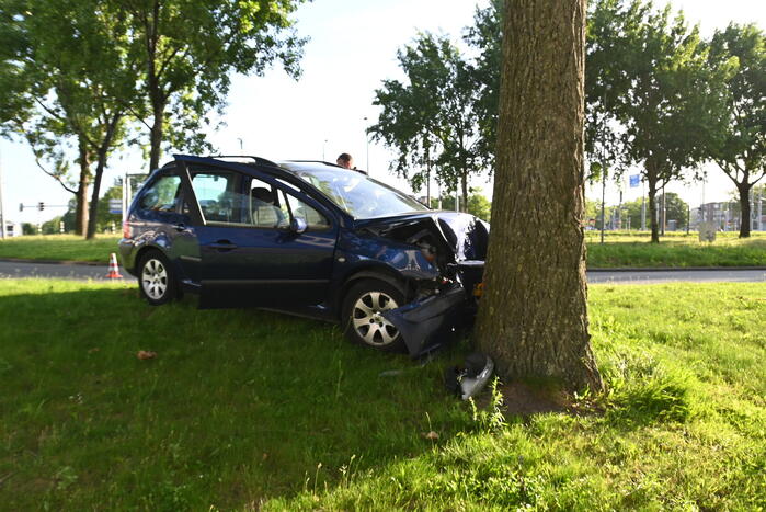 Bestuurder parkeert auto tegen boom en verdwijnt