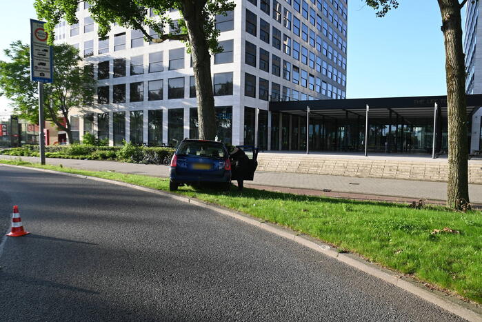 Bestuurder parkeert auto tegen boom en verdwijnt