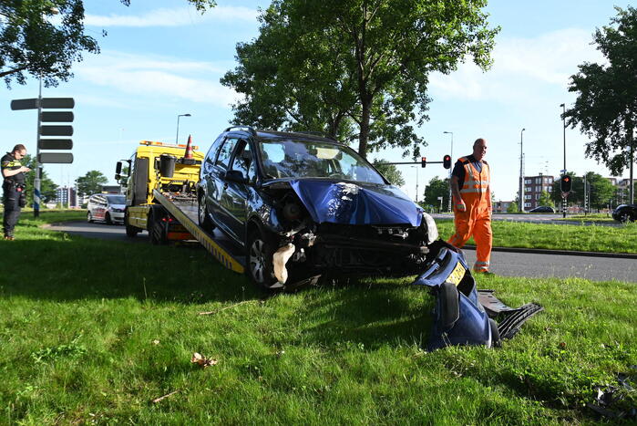 Bestuurder parkeert auto tegen boom en verdwijnt