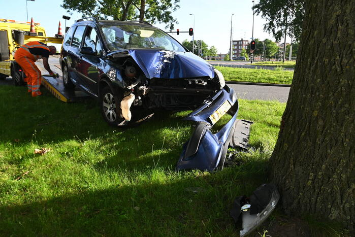 Bestuurder parkeert auto tegen boom en verdwijnt