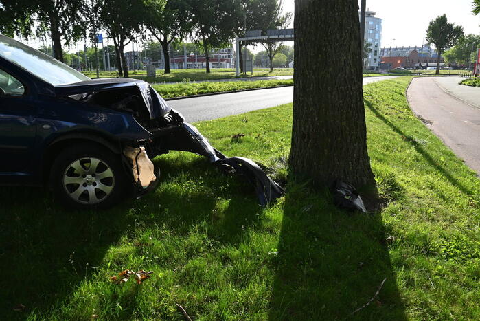 Bestuurder parkeert auto tegen boom en verdwijnt