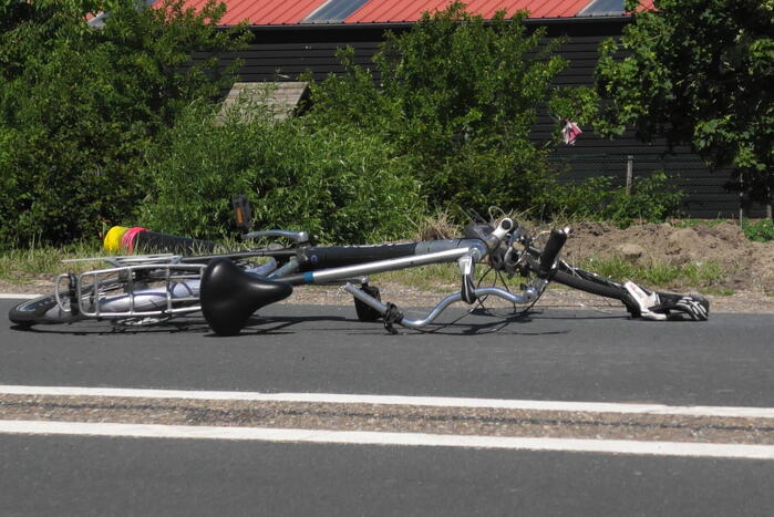 Motorrijder en fietser gewond bij aanrijding