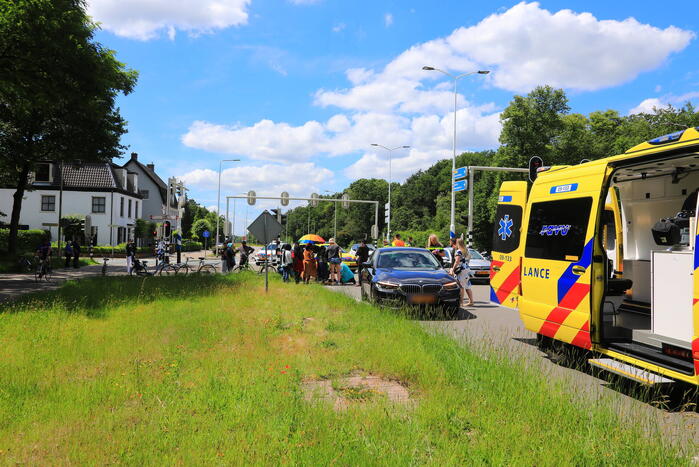 Kind op fiets aangereden door auto