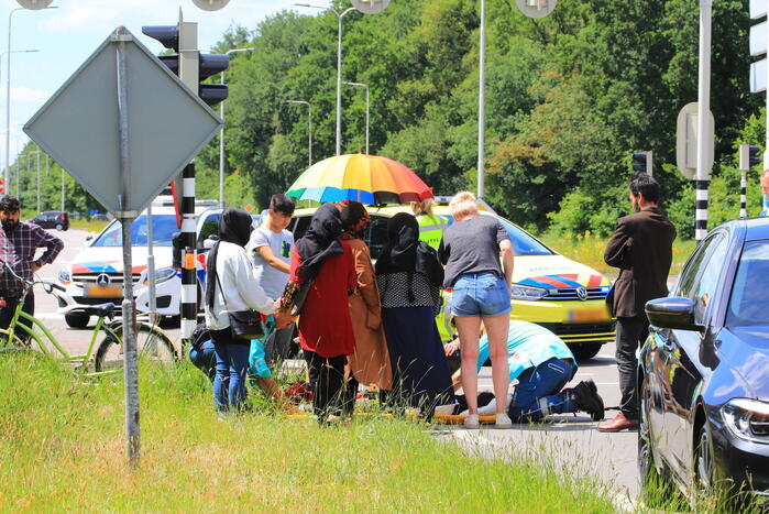 Kind op fiets aangereden door auto