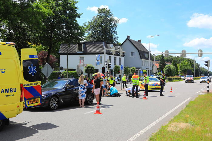 Kind op fiets aangereden door auto
