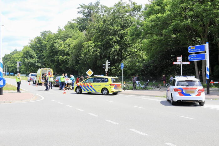 Kind op fiets aangereden door auto
