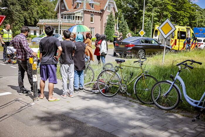Kind op fiets aangereden door auto