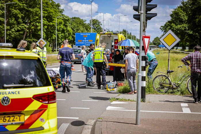 Kind op fiets aangereden door auto