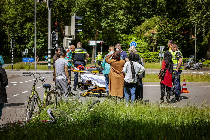 Kind op fiets aangereden door auto