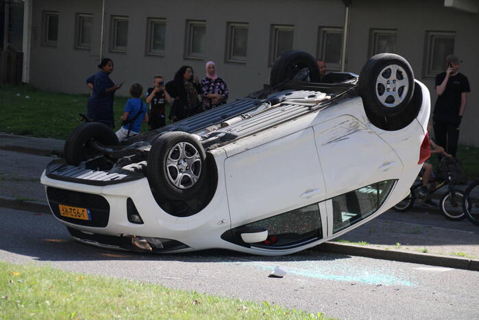 Auto belandt op de kop bij aanrijding