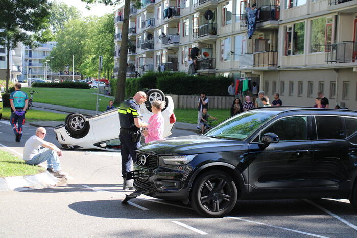 Auto belandt op de kop bij aanrijding