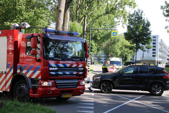 Auto belandt op de kop bij aanrijding