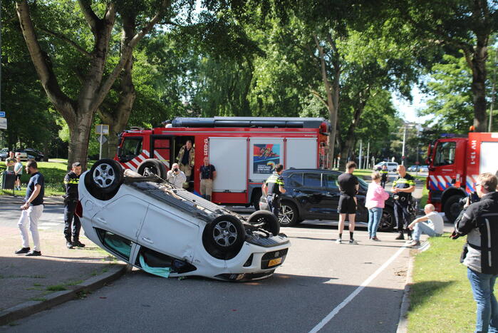 Auto belandt op de kop bij aanrijding