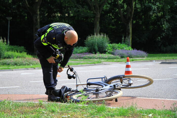 Bestuurder rijdt door na aanrijding met fietsster