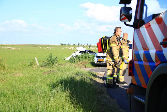 Dure Mercedes AMG belandt in sloot, inzittenden gevlucht
