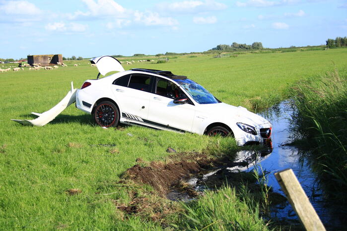 Dure Mercedes AMG belandt in sloot, inzittenden gevlucht