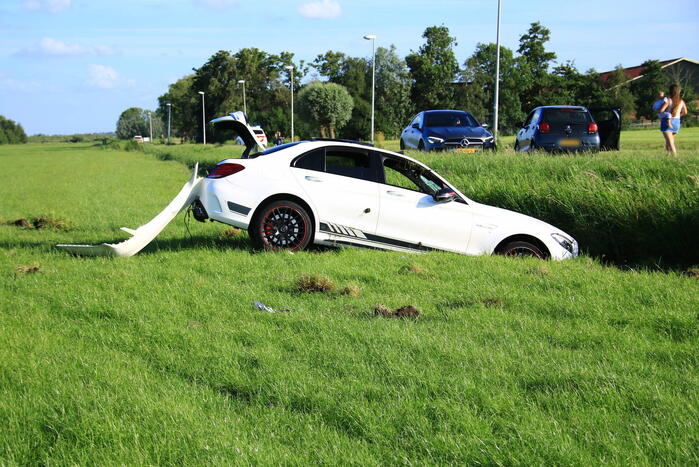 Dure Mercedes AMG belandt in sloot, inzittenden gevlucht