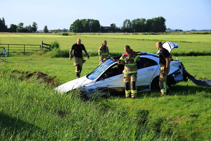 Dure Mercedes AMG belandt in sloot, inzittenden gevlucht
