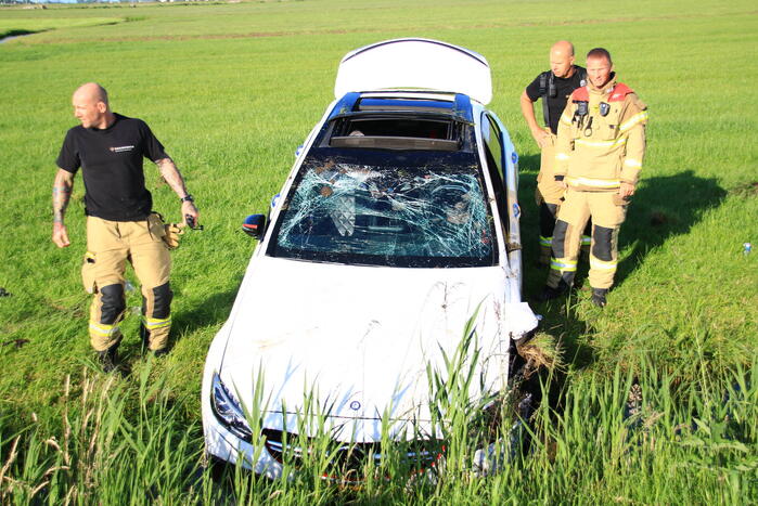 Dure Mercedes AMG belandt in sloot, inzittenden gevlucht