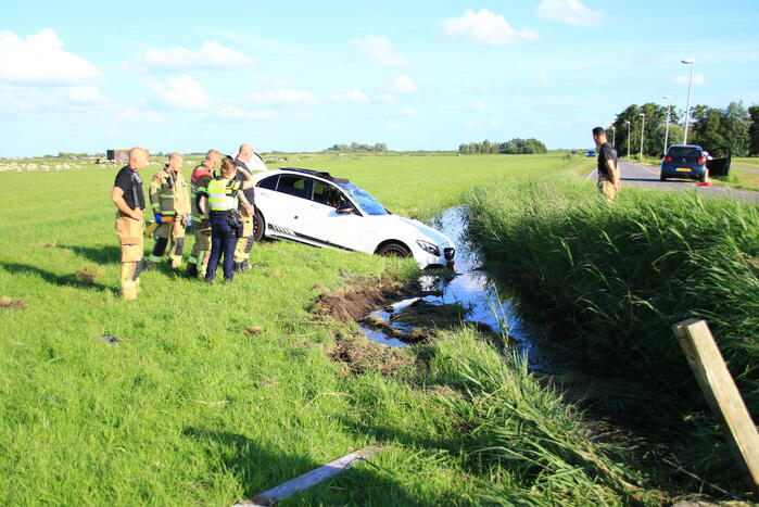 Dure Mercedes AMG belandt in sloot, inzittenden gevlucht