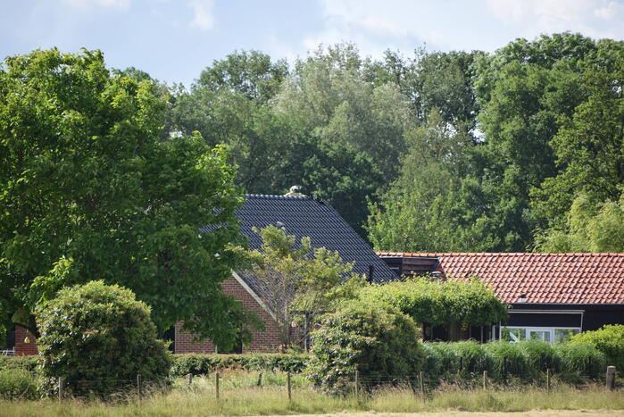 Brand in de nok van dak woning