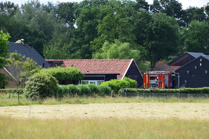 Brand in de nok van dak woning