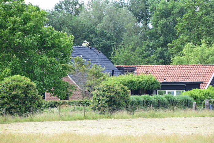 Brand in de nok van dak woning