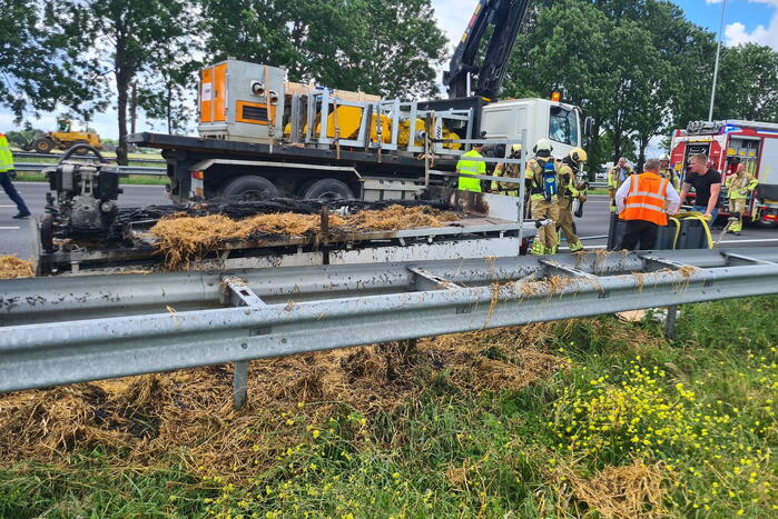 Hooibalen op aanhanger vliegen in brand