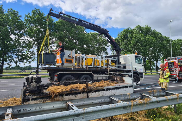 Hooibalen op aanhanger vliegen in brand