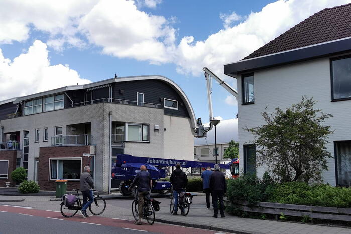 Brandweer blust brand op dak na werkzaamheden