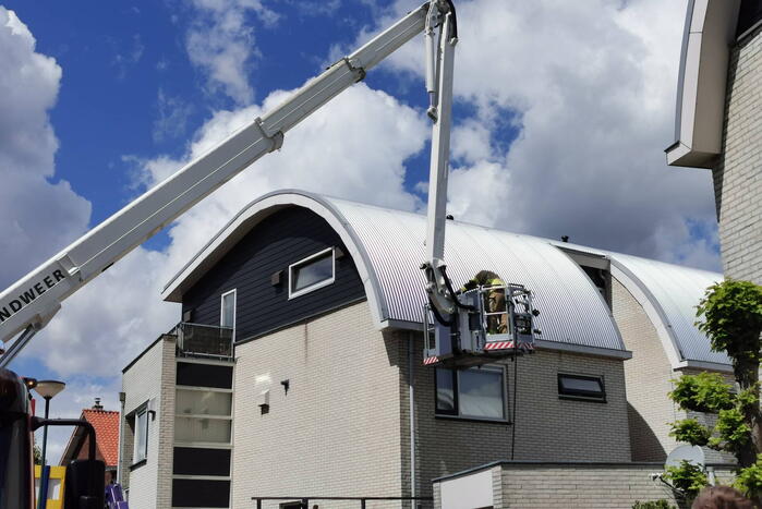 Brandweer blust brand op dak na werkzaamheden