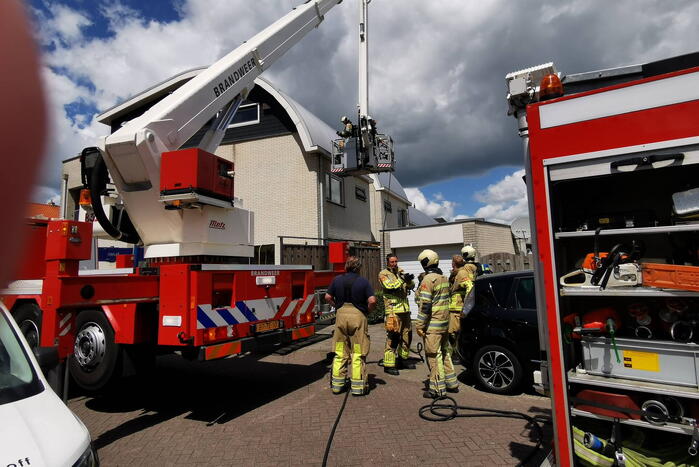 Brandweer blust brand op dak na werkzaamheden