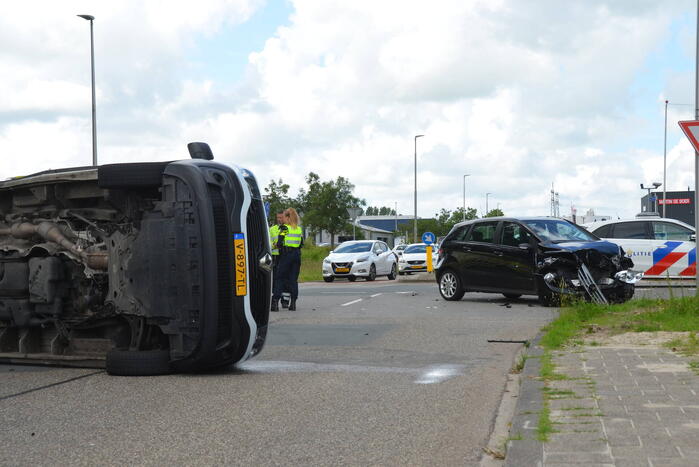 Bestelbus belandt op zijn kant bij ongeluk