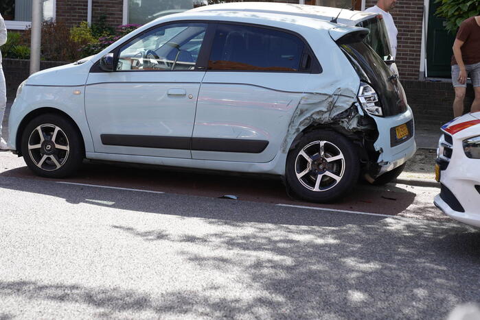 Bestelbus botst achterop personenauto