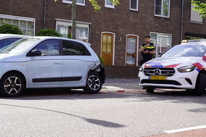 Bestelbus botst achterop personenauto