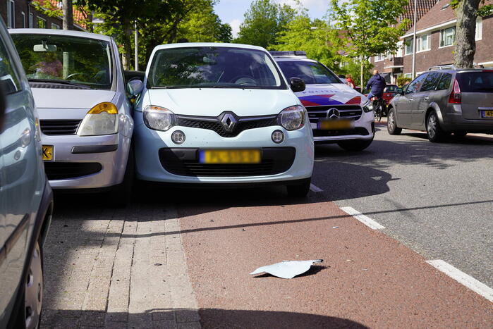 Bestelbus botst achterop personenauto