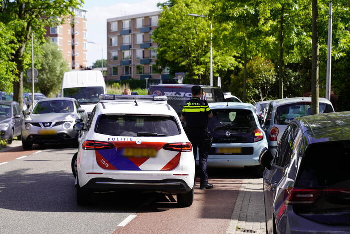 Bestelbus botst achterop personenauto