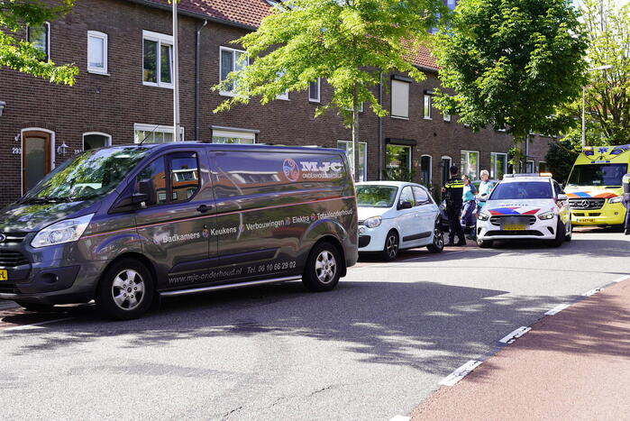 Bestelbus botst achterop personenauto