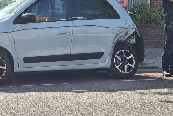 Bestelbus botst achterop personenauto