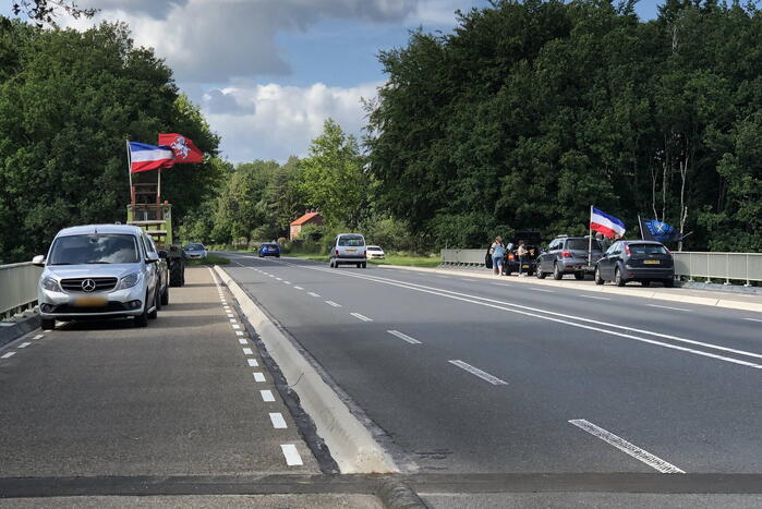 Boeren vragen aandacht op viaduct