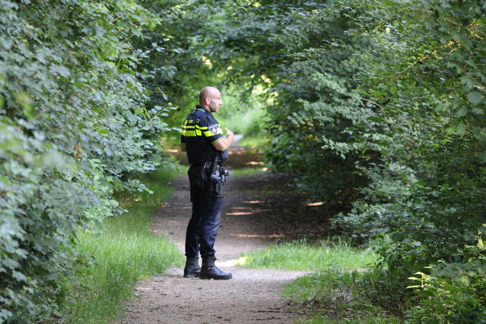 Bosgebied groots afgezet vanwege politieactie