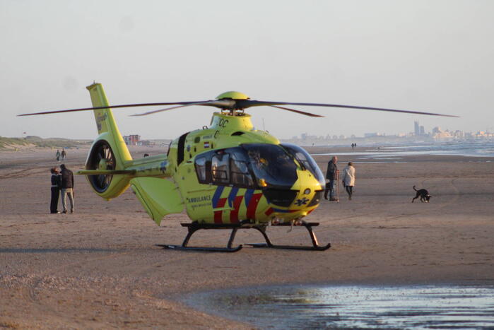 Hardloper onwel op strand