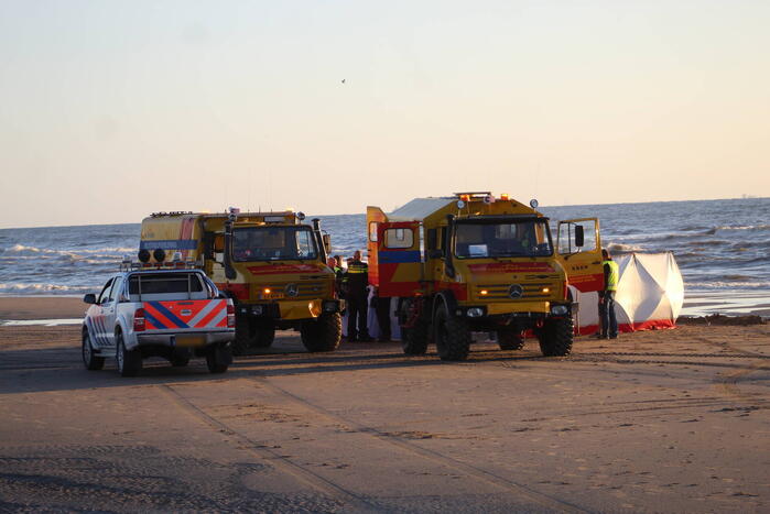 Hardloper onwel op strand
