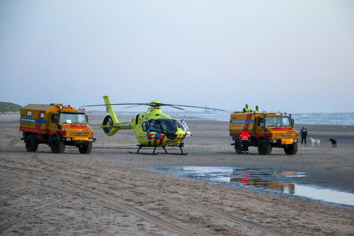 Hardloper onwel op strand