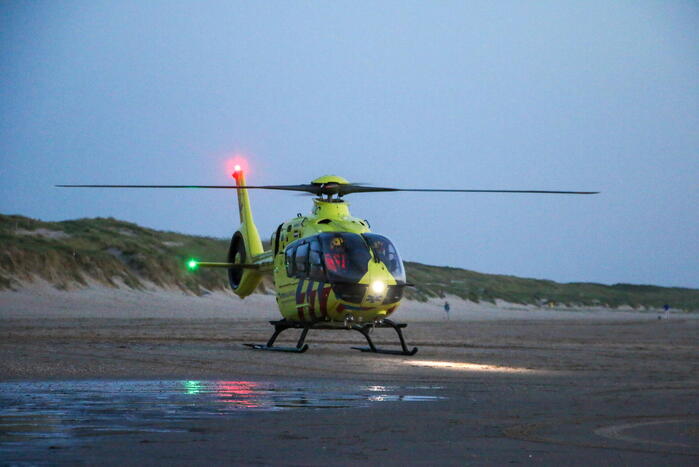 Hardloper onwel op strand