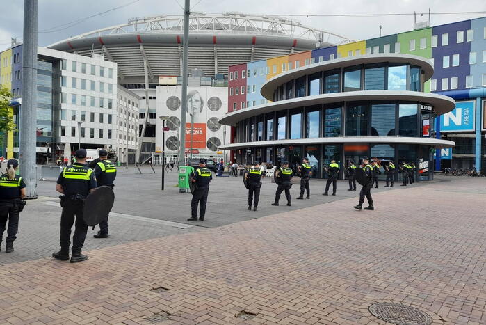 Grootscheepse ME oefening bij Johan Cruijff ArenA