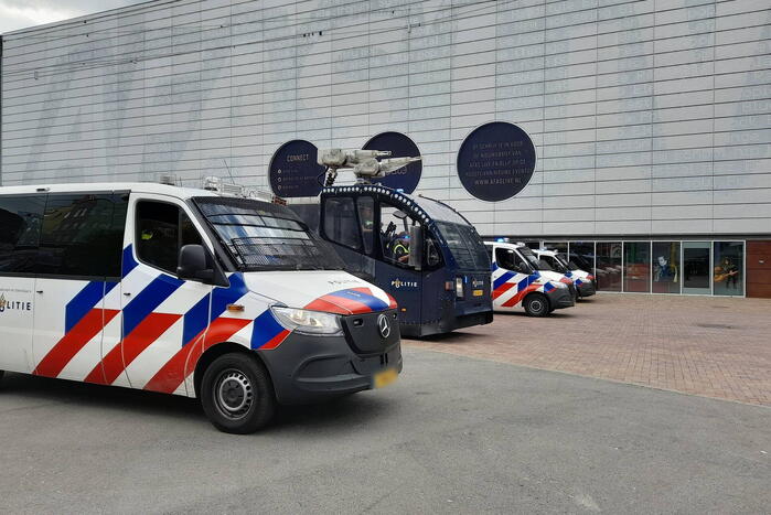 Grootscheepse ME oefening bij Johan Cruijff ArenA