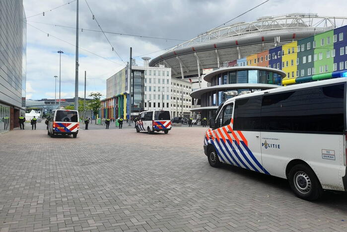 Grootscheepse ME oefening bij Johan Cruijff ArenA