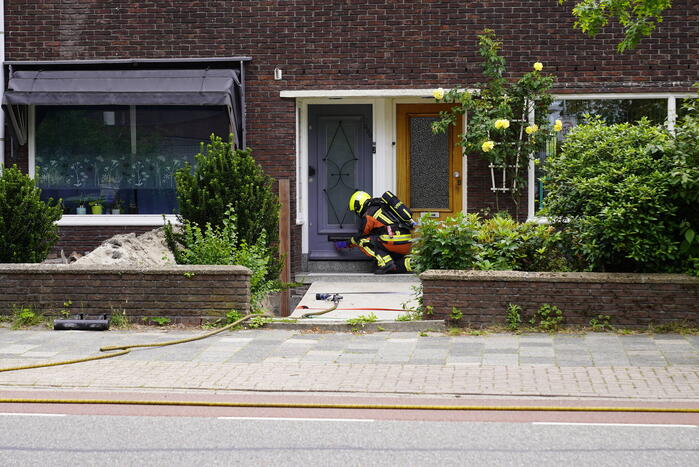 Brandweer doet metingen vanwege gaslucht
