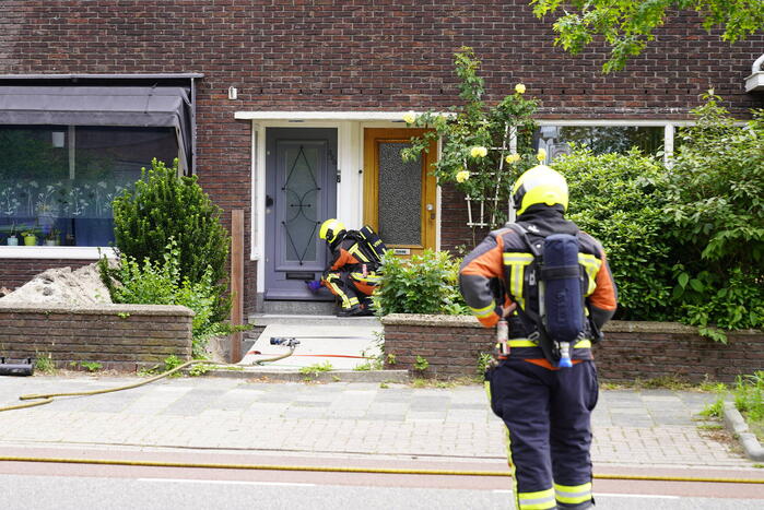 Brandweer doet metingen vanwege gaslucht